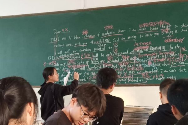 在课上用鸡插英语课代表好不好？