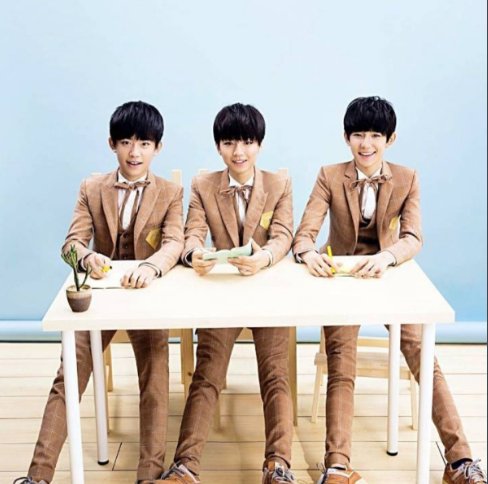 有一句歌词（跟着我左手，右手，一个慢动作，右手，左手，慢动作重播）这首歌叫什么名字。谁的啊？