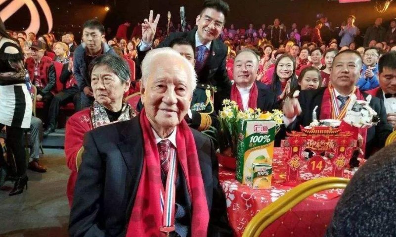 历年春晚从来不向外售卖门票，那些现场的观众，都是怎么进去的？