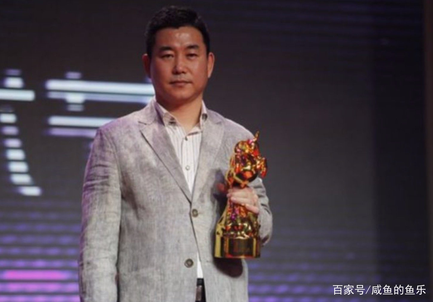 潘长江亲弟弟意外曝光，身高竟有一米八，还是网友深知的老熟人，这是谁？