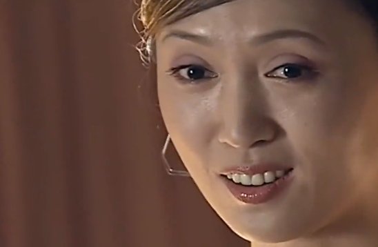 24小时警事第一集中那个杀死记者的女杀手谁扮演的