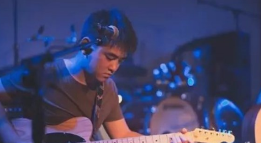 腰乐队为什么叫寸铁？