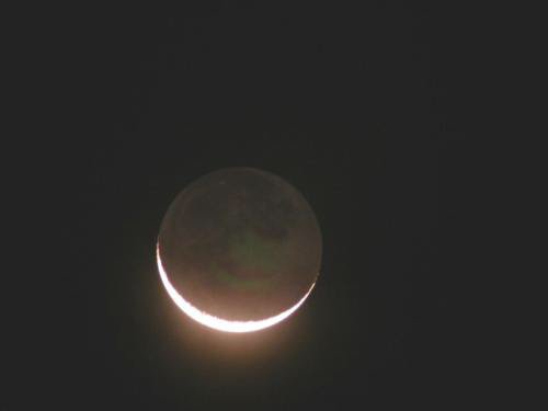 北京天空出现新月抱旧月的天象，这种天象是如何形成的？