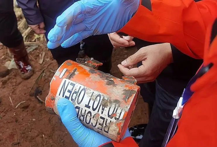 新发现东航失事客机残骸深入地下20米，为什么会埋到那么深？