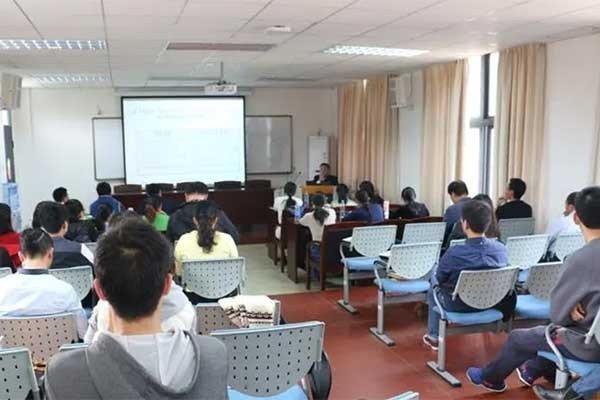 博闻强记是成语吗