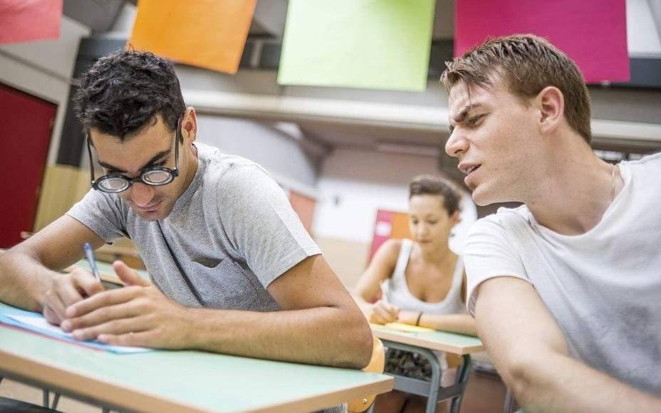 课上一半就退休的老师引发热议，老师们身怀哪些绝技？