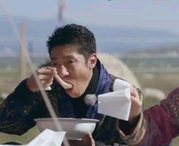 撒贝宁干饭时吃出铁丝，铁丝是如何到了碗里的？