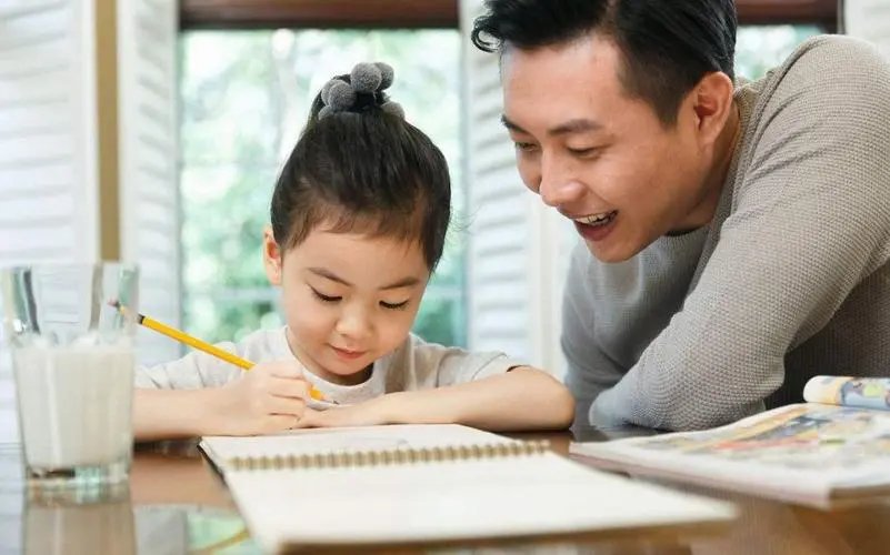 姐姐辅导弟弟写作业,见其不认真直接一耳光,这样的方式有何不妥之出?