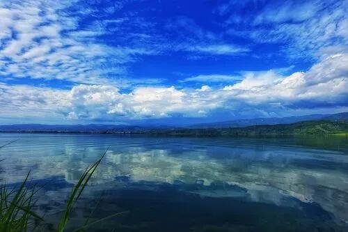 水天一色的意思解释