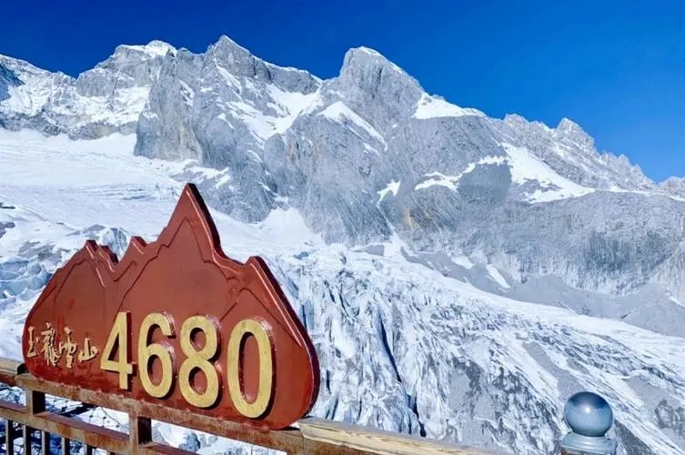 玉龙雪山8月份有雪吗