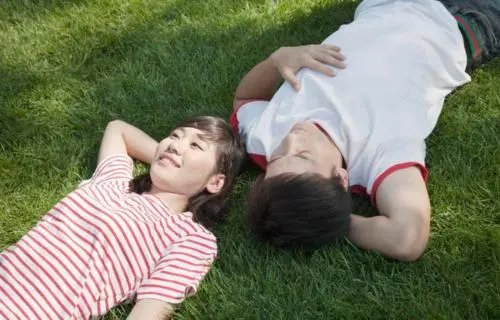 一位80后男子同时恋爱诈骗多人被判11年半，你如何看待此男子的行为？