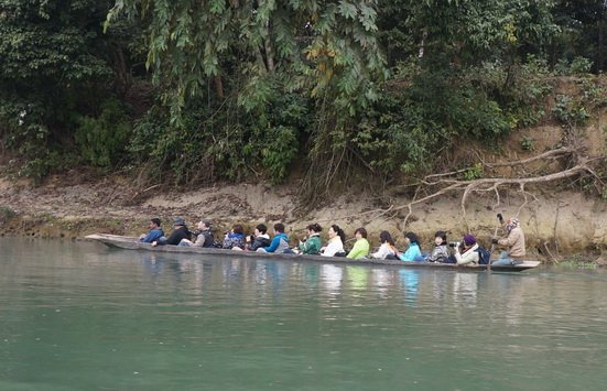 一名女子探头看水面，鳄鱼张大嘴冲出，这是个什么样的画面？