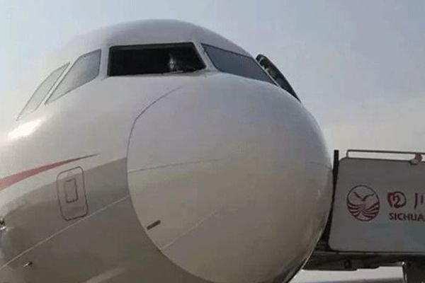 8633副机长被开除的原因是否违规 梁鹏机长现状如何