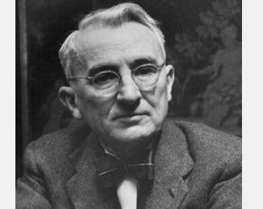 戴尔卡耐基的名言：推销自己。