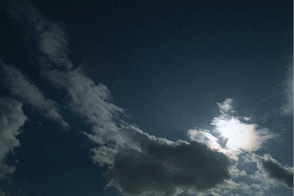 乌云为什么是黑色的，看起来很脏，晴天就没有了？