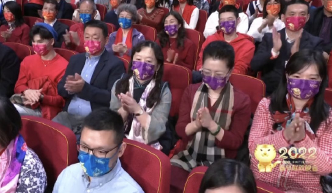 历年春晚从来不向外售卖门票，那些现场的观众，都是怎么进去的？