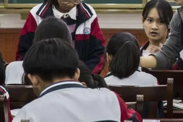 无病呻吟的意思