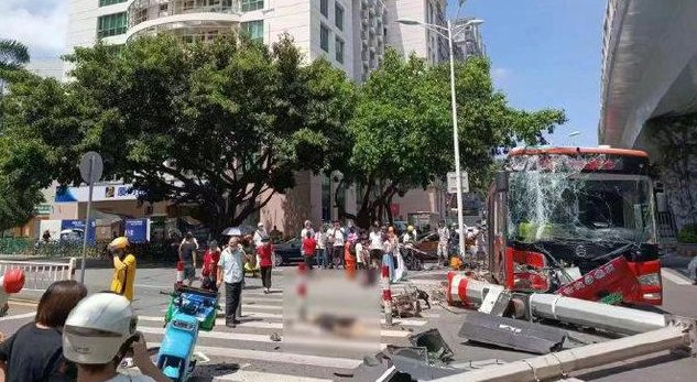 突发！厦门公交车冲上人行道致6人受伤，司机是否涉嫌违法及时？