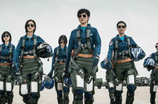 《我和我的祖国》电影中宋佳说的“给我整个8”是什么意思？