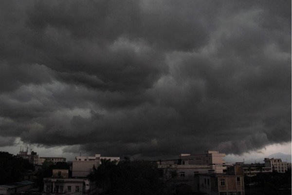 乌云为什么是黑色的，看起来很脏，晴天就没有了？