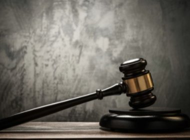 甘肃女子与人同居生子，遭丈夫索赔41万，女子将构成什么罪名？