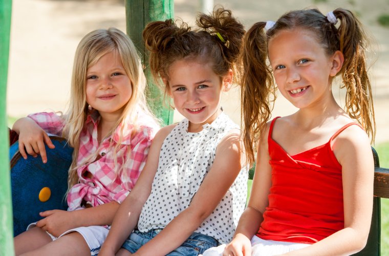 三个小女孩小玲一起玩的说说句子