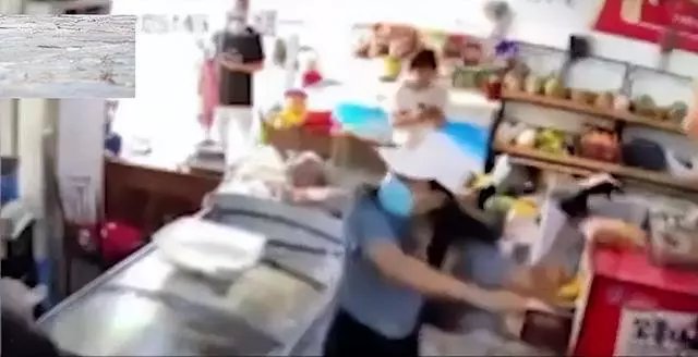 河北保定两女子疯狂打砸超市，这两名女子为何会这么做？