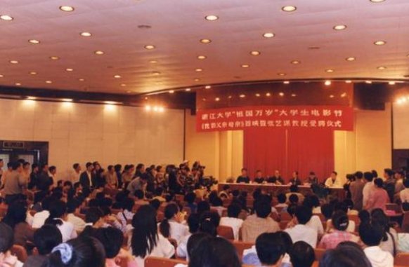 张艺谋接连受聘为北电、北舞教授！这对他来说是一种怎样的荣誉？