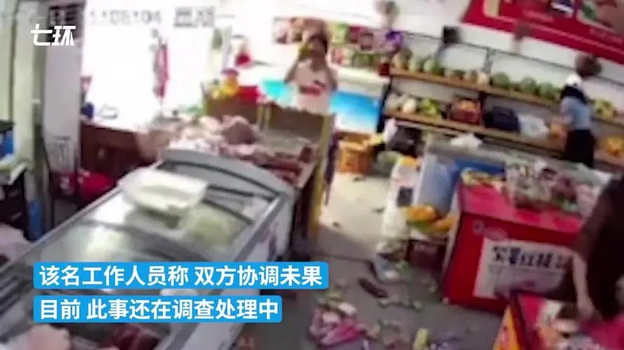 河北保定两女子疯狂打砸超市，这两名女子为何会这么做？