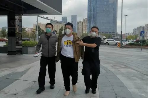 一位80后男子同时恋爱诈骗多人被判11年半，你如何看待此男子的行为？