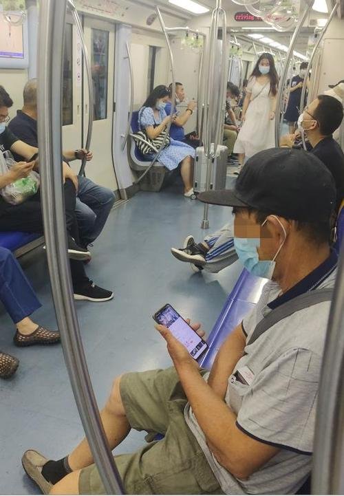 上海地铁一男子酒后随地小便并持棍追逐劝阻乘客，男子这么做合法吗？