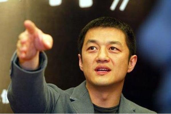 李亚鹏欠债风波后带女友与家人聚餐,没了商业价值的他还能回归娱乐圈吗?