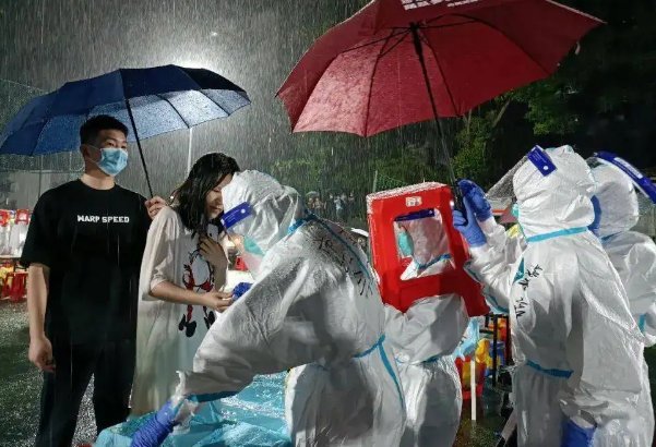 上海下雨天，大白队伍走出上朝气势，这是个什么样的画面？