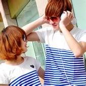 大家帮忙找一下穿格子衬衫的情侣头像，一张图里有两个人的，是略紫的，两个人坐着搂在一起的。谢谢~