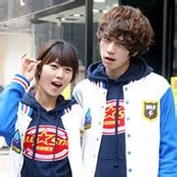 大家帮忙找一下穿格子衬衫的情侣头像，一张图里有两个人的，是略紫的，两个人坐着搂在一起的。谢谢~