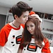 大家帮忙找一下穿格子衬衫的情侣头像，一张图里有两个人的，是略紫的，两个人坐着搂在一起的。谢谢~