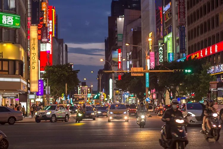 在台湾创业的东北老板娘希望早点回家，她为何会选择在台湾创业呢？