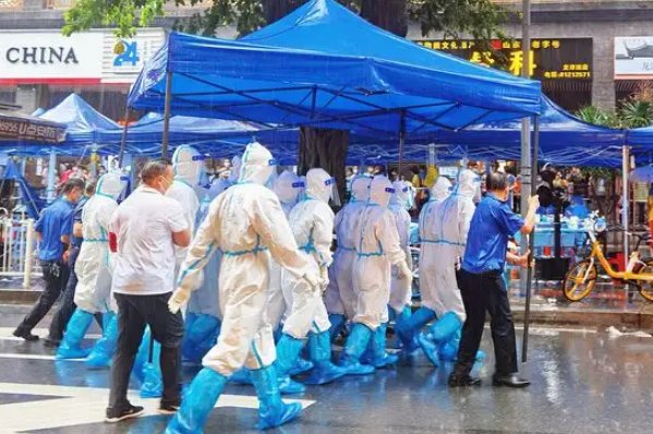 上海下雨天，大白队伍走出上朝气势，这是个什么样的画面？