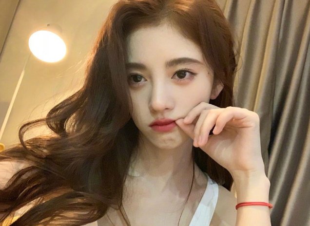 “女生看完自己照片的反应”这一话题引热议，你自拍时有什么小心机？