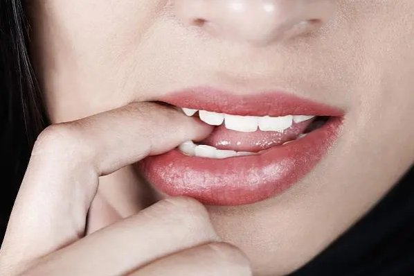 男生把手指放你嘴巴里该怎么回应