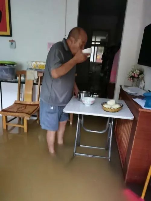 新乡一养老院遭河水倒灌,上百名老人被困,有关部门采取了哪些救援措施?