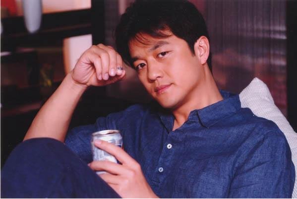 李亚鹏欠债风波后带女友与家人聚餐,没了商业价值的他还能回归娱乐圈吗?