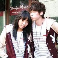 大家帮忙找一下穿格子衬衫的情侣头像，一张图里有两个人的，是略紫的，两个人坐着搂在一起的。谢谢~