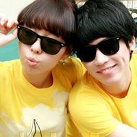 大家帮忙找一下穿格子衬衫的情侣头像，一张图里有两个人的，是略紫的，两个人坐着搂在一起的。谢谢~