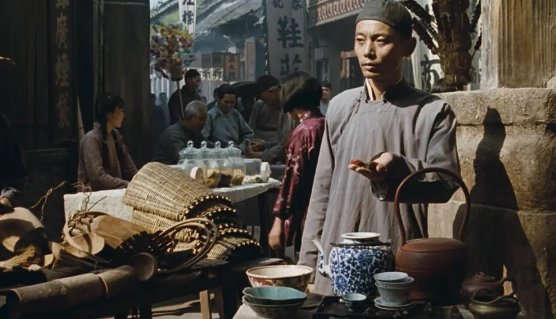 余华小说《活着》中的福贵,为何能活着走出战场?生命的意义到底是什么?