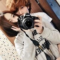 大家帮忙找一下穿格子衬衫的情侣头像，一张图里有两个人的，是略紫的，两个人坐着搂在一起的。谢谢~