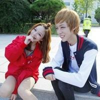 大家帮忙找一下穿格子衬衫的情侣头像，一张图里有两个人的，是略紫的，两个人坐着搂在一起的。谢谢~