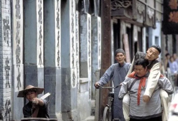 余华小说《活着》中的福贵,为何能活着走出战场?生命的意义到底是什么?