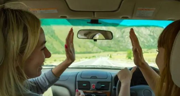 两个女孩子开车细写描写