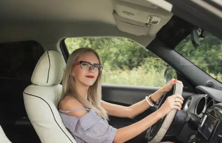 两个女孩子开车细写描写